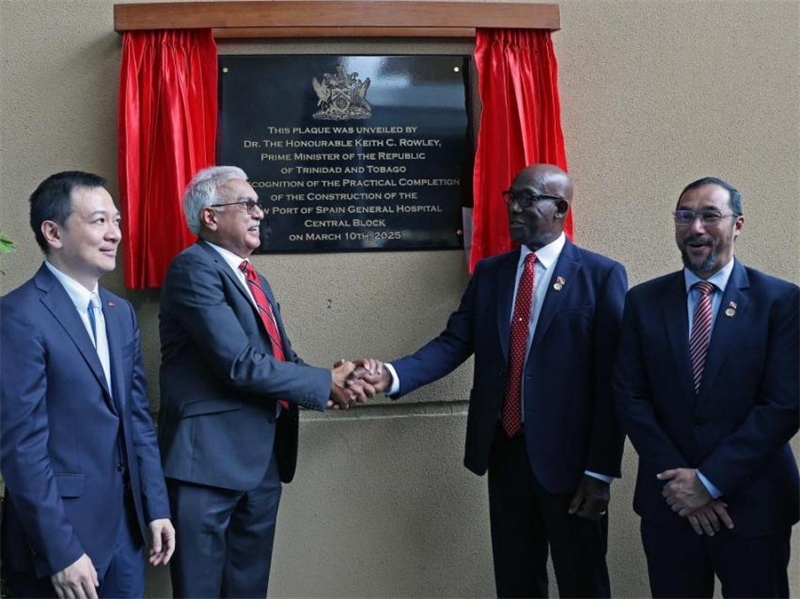 特多總理基思·羅利（右二）等特方政要、中國駐特多使館臨時代辦楊晗（左一）等出席西班牙港總醫(yī)院項目揭幕儀式。中國鐵建（加勒比）有限公司供圖