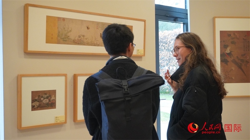 劍橋大學(xué)學(xué)者參觀宋畫特展。人民網(wǎng) 徐量攝