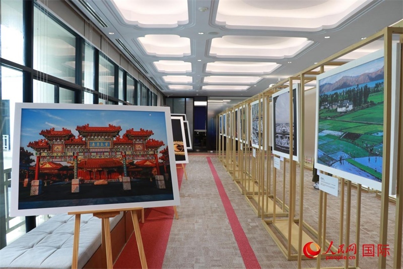 “遇見(jiàn)”攝影展現(xiàn)場(chǎng)。朱瀟逸攝