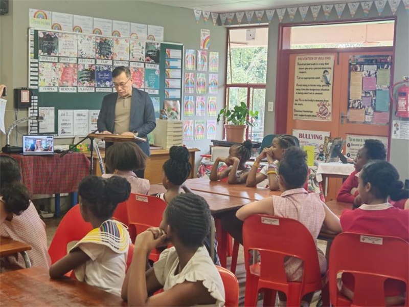 中國(guó)文化中心孔子課堂外方院長(zhǎng)陸志雷博士發(fā)言。