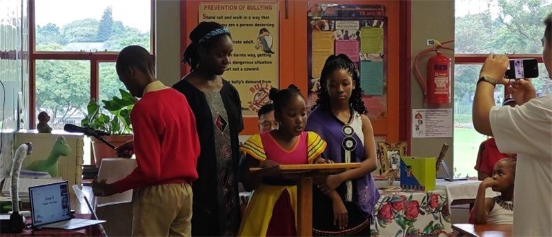 南非學(xué)生介紹南非。