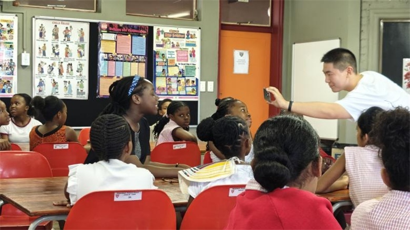 南非學(xué)生現(xiàn)場(chǎng)提問。