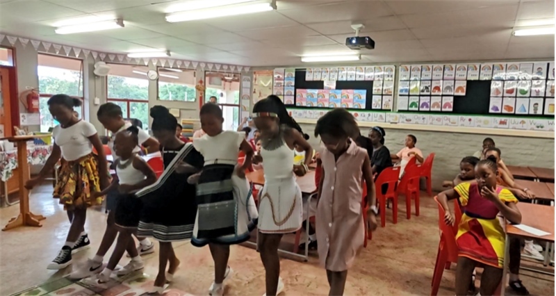 南非學(xué)生表演非洲歌舞，