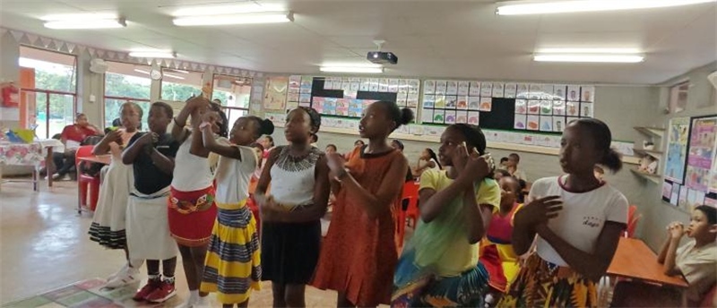 南非學(xué)生展示民族服飾，合唱《聽我說謝謝你》。