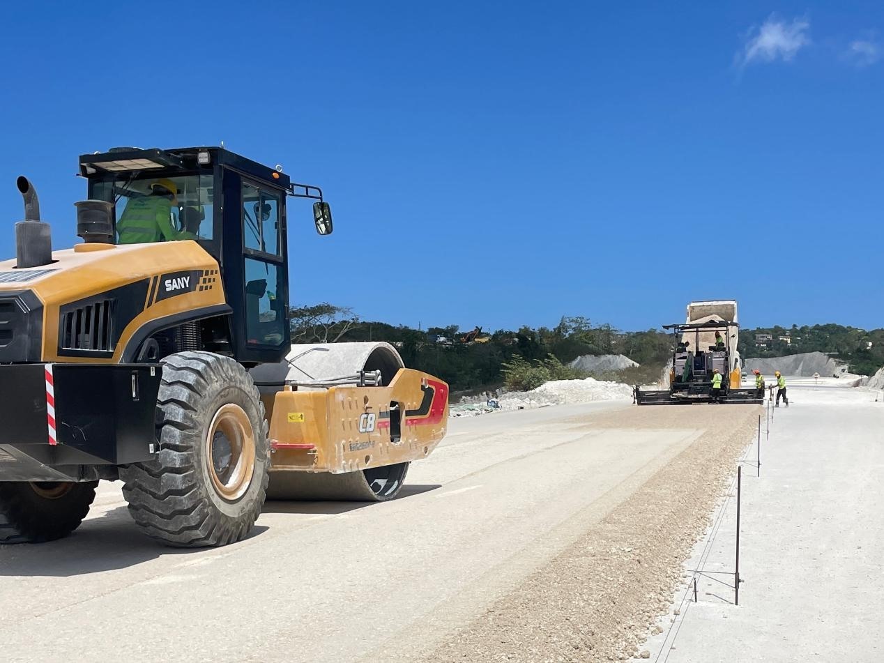 圖為中企承建的牙買加蒙特哥貝繞城路項目基層試驗段正在進行攤鋪和碾壓施工，相關(guān)施工工作已于日前順利完成。中國港灣美洲區(qū)域公司供圖