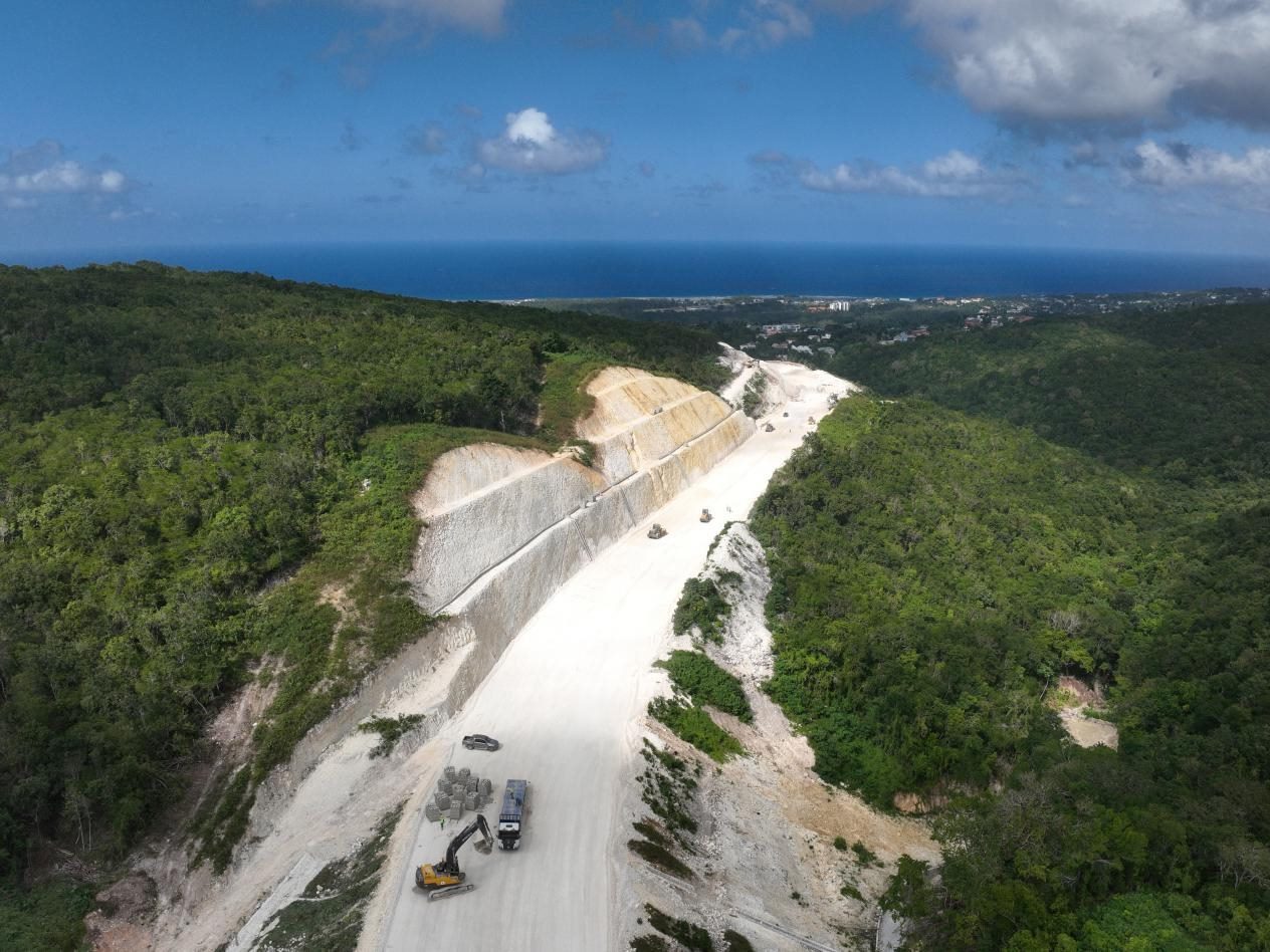 圖為中企承建的牙買加蒙特哥貝繞城路項目基層試驗段正在進行攤鋪和碾壓施工，相關(guān)施工工作已于近日順利完成。中國港灣美洲區(qū)域公司供圖