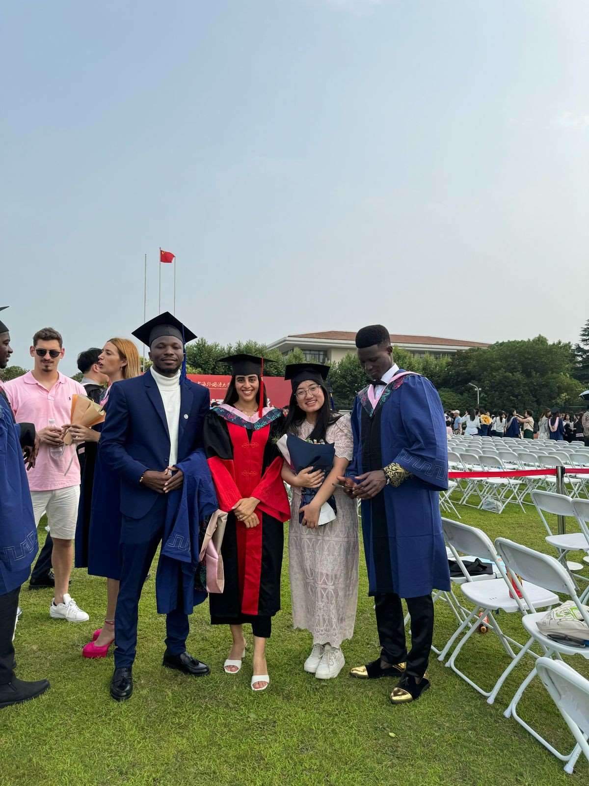 卡友琪(右三)在中國獲得學位后與同學合影。受訪者供圖