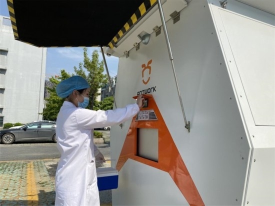 醫(yī)院接收無人機(jī)送來的醫(yī)療樣本。受訪者供圖