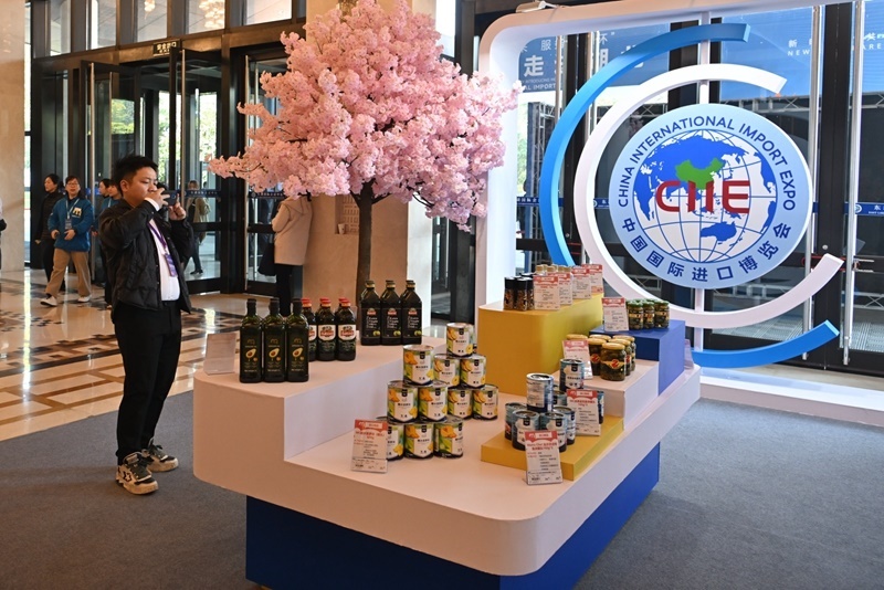 參會嘉賓在“進博會走進湖北”活動主題推介會展區(qū)拍攝。人民網(wǎng)記者 翁奇羽攝