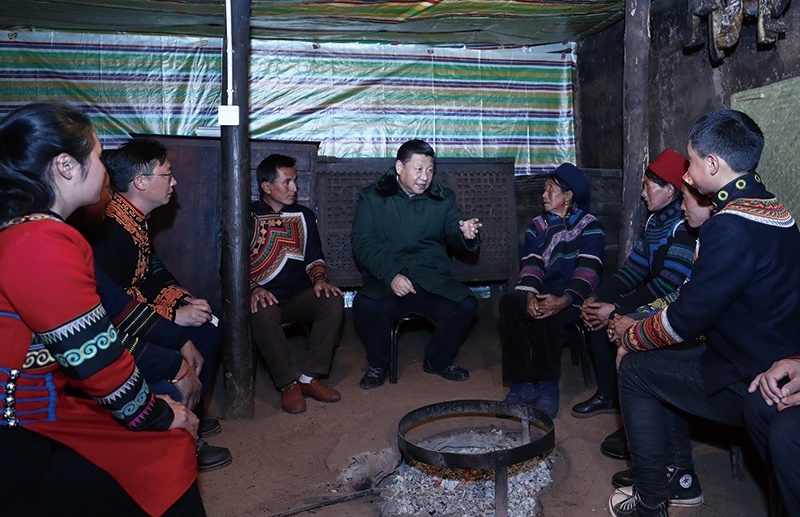 △2018年2月11日，四川涼山彝族自治州昭覺縣三岔河鄉(xiāng)三河村，習近平總書記來到村民節(jié)列俄阿木家中看望。