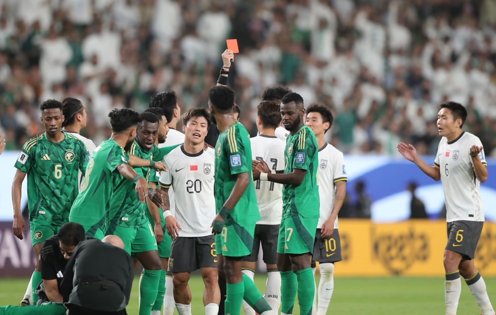 3月20日，主裁判向中國隊球員林良銘出示紅牌。新華社記者 王東震 攝