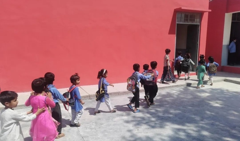 同學(xué)們走進(jìn)修繕一新的校園。中國(guó)電建集團(tuán)湖北工程有限公司供圖