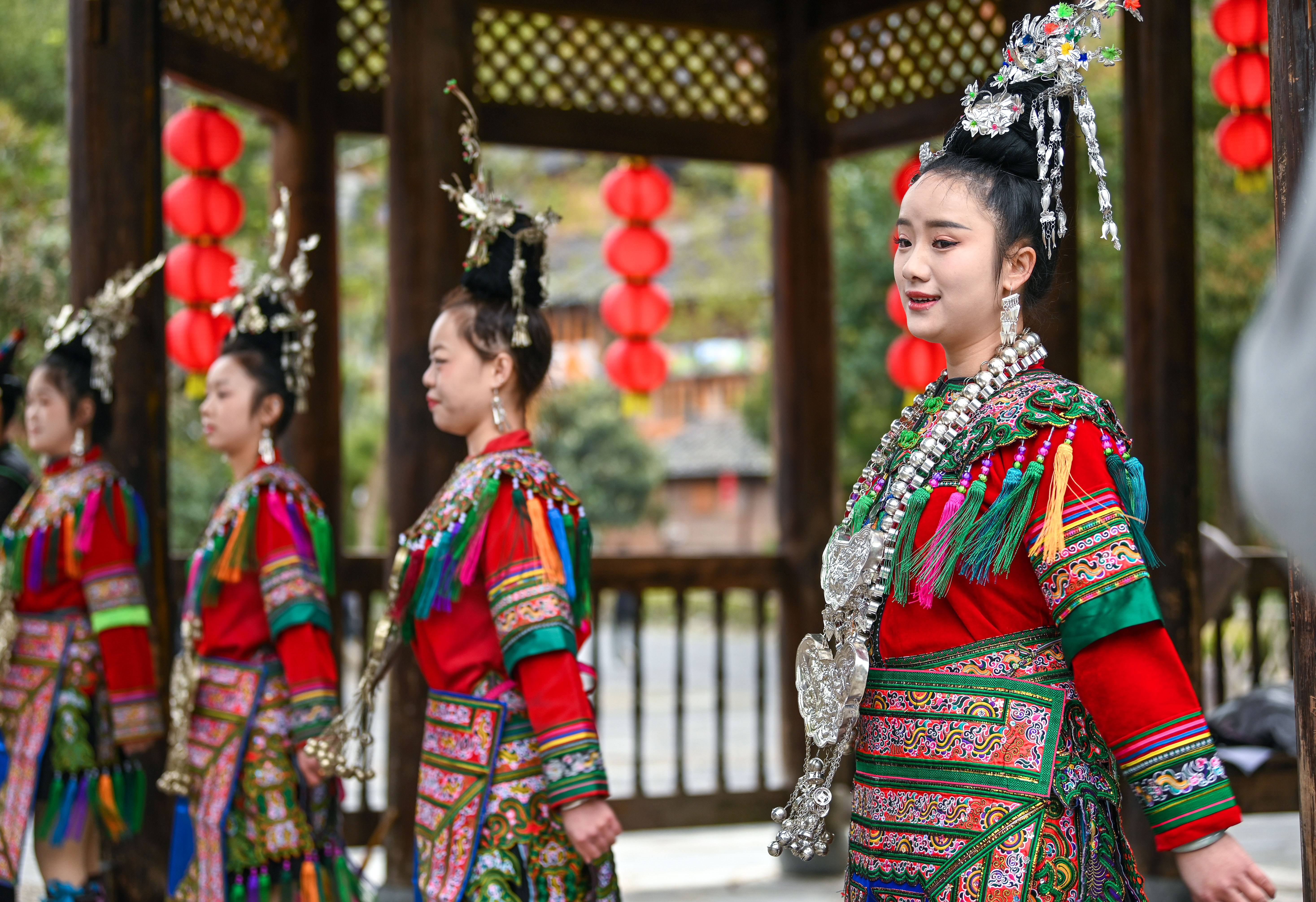  2025年3月18日，侗族群眾在貴州省黎平縣肇興侗寨給游客演唱侗族大歌。