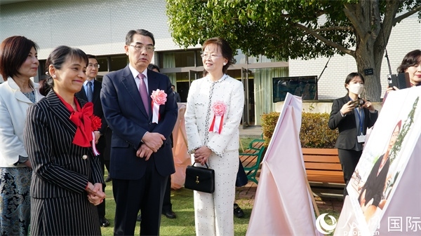 共同觀看女性成就圖片展。人民網(wǎng) 蔣曉辰攝