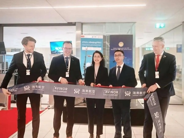 中國駐挪威大使侯悅（中）出席海航奧斯陸—北京直航開航儀式。中國駐挪威大使館供圖