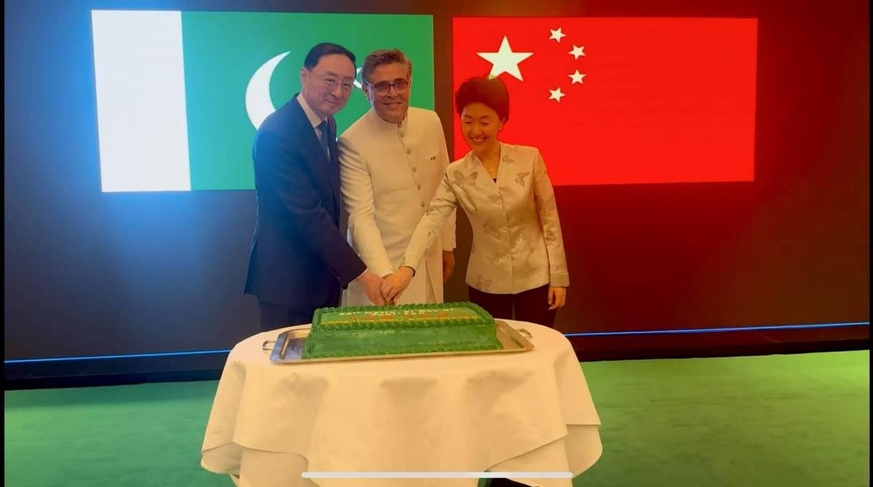 外交部副部長孫衛(wèi)東（左）、巴基斯坦駐華大使卡里爾·哈什米（中）、中聯(lián)部副部長孫海燕（右）共切蛋糕。巴基斯坦駐華大使館供圖