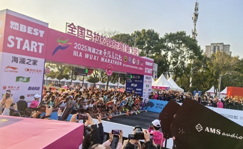 參賽選手沖出起跑線。 人民網記者 楊磊攝