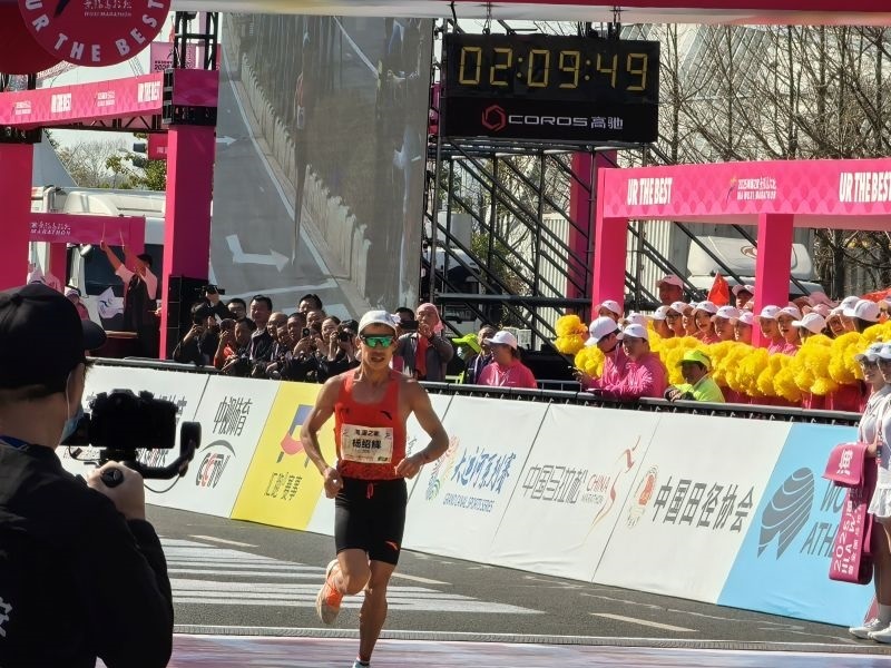 楊紹輝通過比賽終點。 人民網記者 楊磊攝