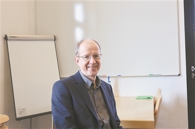 德國(guó)物理學(xué)會(huì)主席、雷根斯堡大學(xué)凝聚態(tài)物理學(xué)家克勞斯·里希特教授。駐德國(guó)記者 李山攝