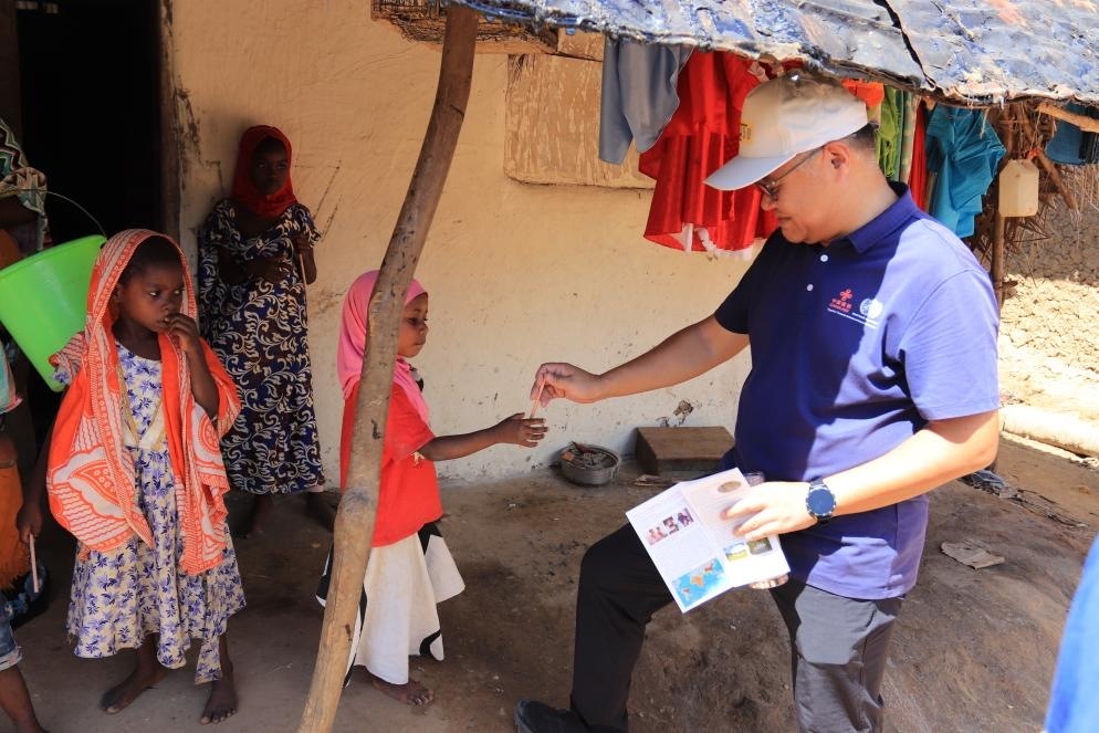 專家組向村民發(fā)放健康教育手冊和健康教育用品。專家組供圖