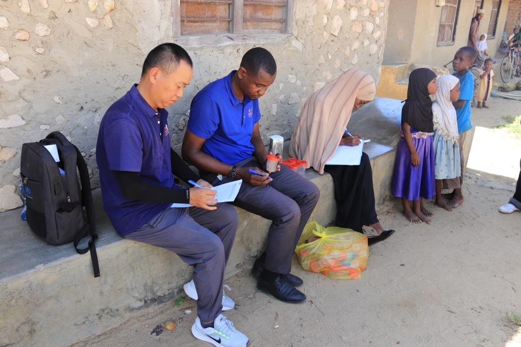 專家組指導非方疾控人員開展疾病篩查工作。專家組供圖