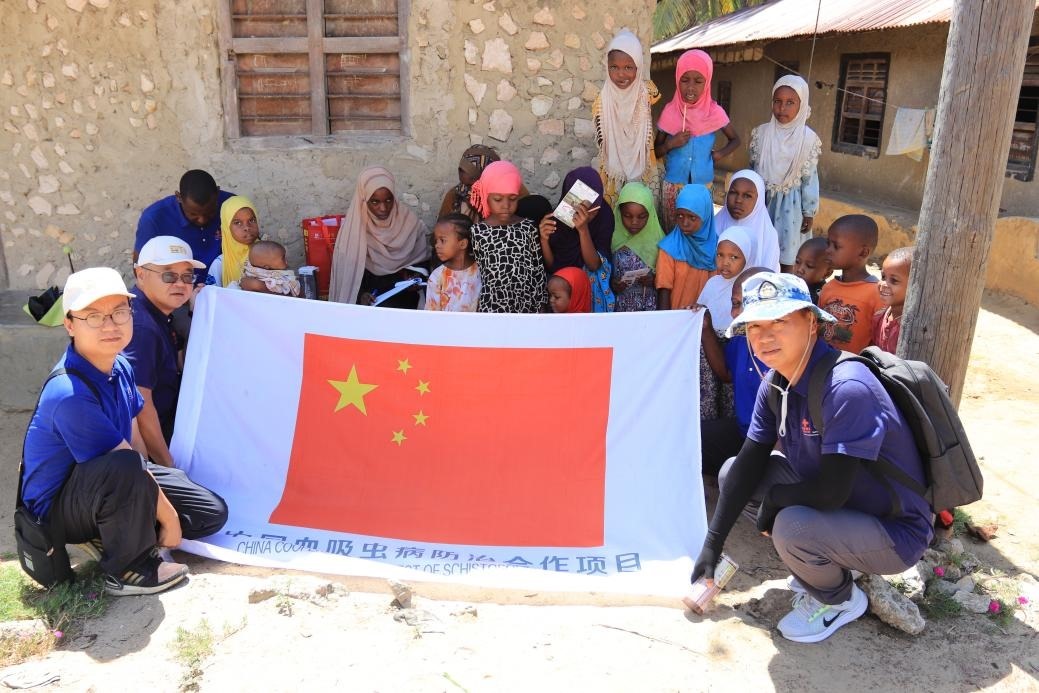 專家組與當?shù)卮迕窈嫌?。專家組供圖