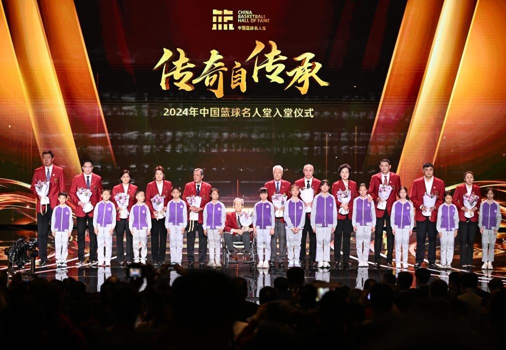 3月23日，在場的各屆中國籃球名人堂入堂人物在入堂儀式上合影留念。新華社記者 陳鐘昊 攝