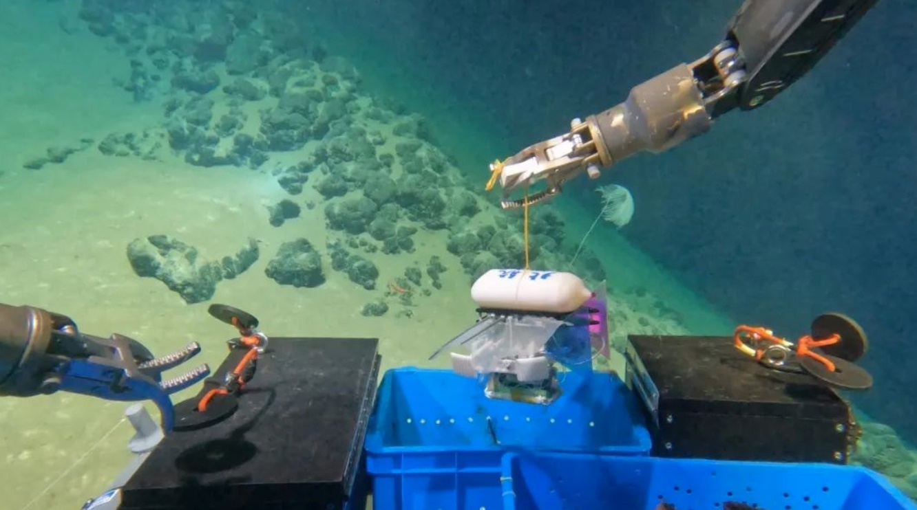 北航深海小型機(jī)器人在深海測(cè)試。校方供圖
