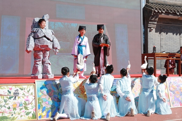 展覽開(kāi)幕式上，府學(xué)學(xué)子上演情景劇《鵝池》。府學(xué)胡同小學(xué)供圖