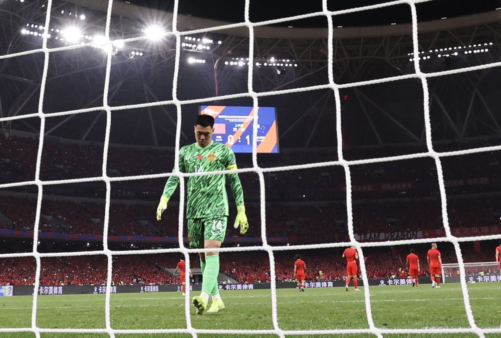 3月25日，中國隊守門員王大雷在球隊丟球后。新華社記者 曹燦 攝