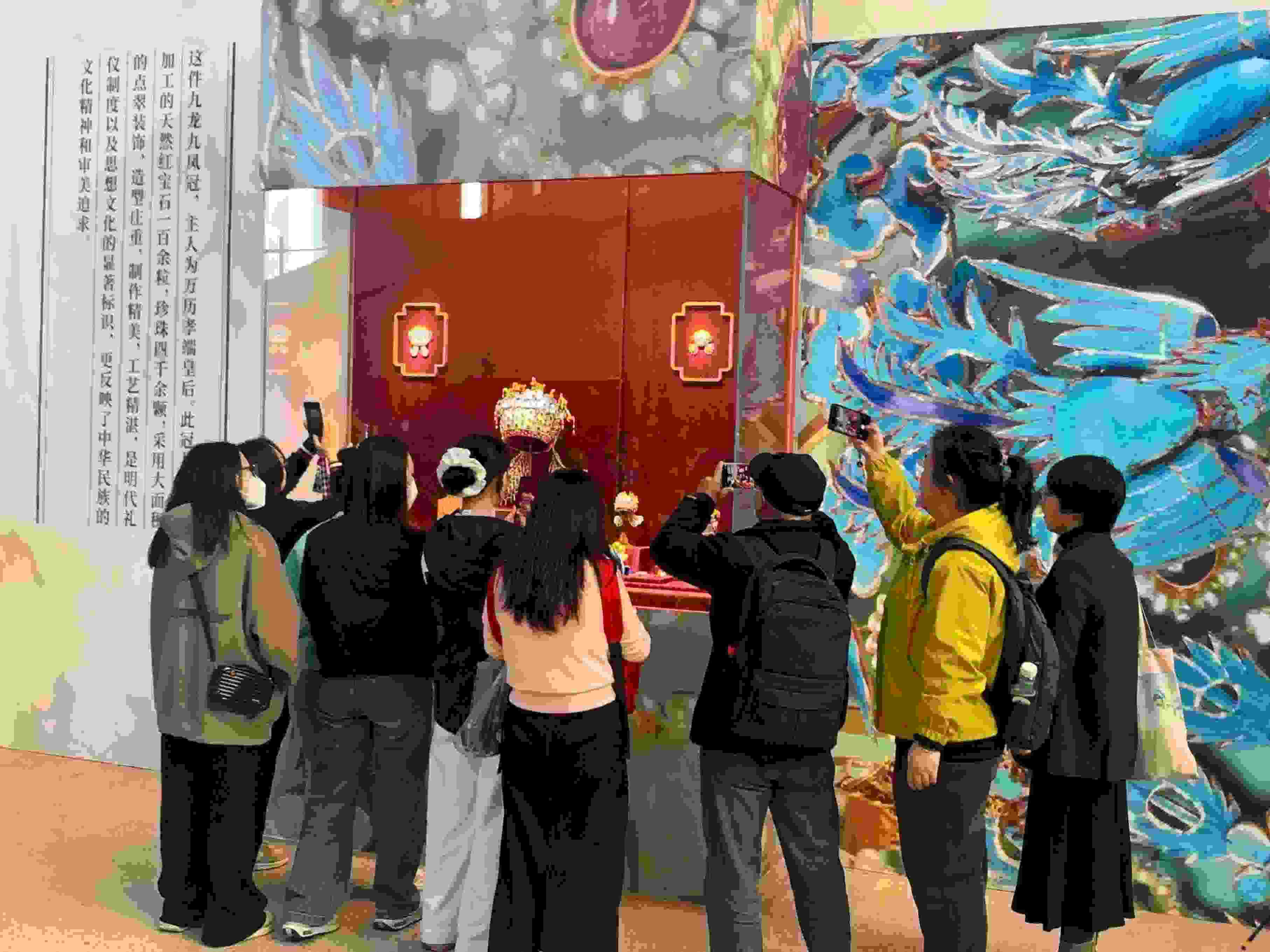 觀眾參觀國(guó)博鳳冠系列文創(chuàng)產(chǎn)品。人民網(wǎng)記者 劉穎穎攝