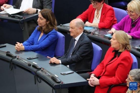 3月25日，在德國柏林，朔爾茨（中）出席新一屆德國聯(lián)邦議院首次全體會議。新華社記者 杜哲宇 攝