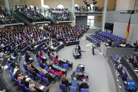 3月25日，在德國柏林，新一屆德國聯(lián)邦議院成立并召開首次全體會議。新華社記者 杜哲宇 攝
