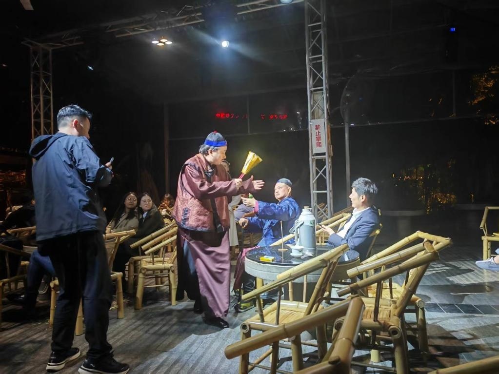 3月24日，《鶴鳴傳奇》在四川省成都市人民公園鶴鳴茶社演出。新華社記者 張海磊 攝