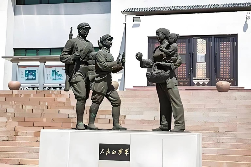 錦州蘋果廉政文化展覽館前的《人民的蘋果》主題雕塑。（由遼沈戰(zhàn)役紀(jì)念館供圖）
