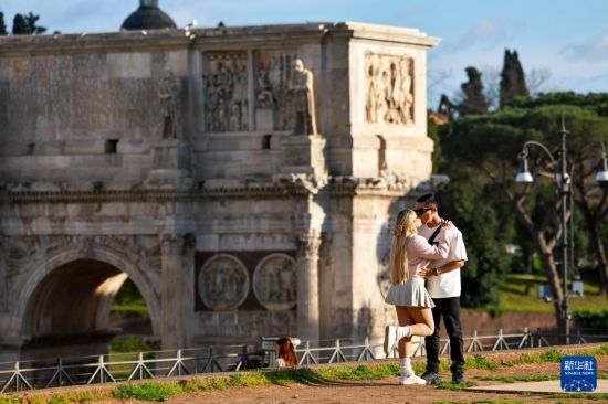 3月25日，在意大利羅馬，情侶在君士坦丁凱旋門前留影。新華社記者 李京 攝