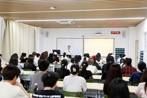 深圳職業(yè)技術(shù)大學(xué)黨委副書記、校長許建領(lǐng)為學(xué)生授課。學(xué)校供圖