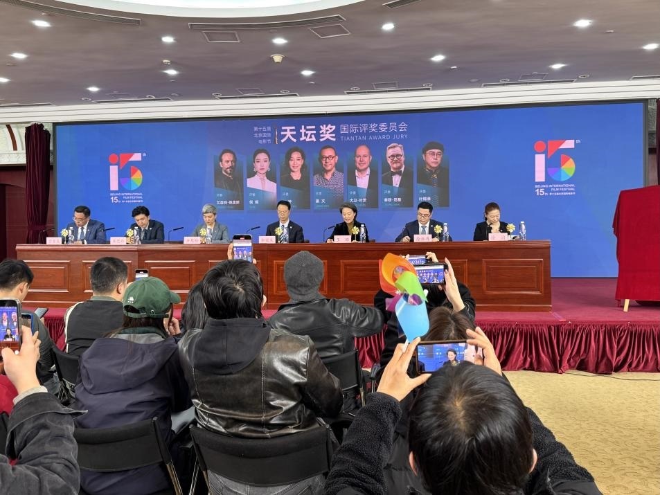 發(fā)布會(huì)現(xiàn)場(chǎng)公布本屆天壇獎(jiǎng)國(guó)際評(píng)委會(huì)陣容。人民網(wǎng)記者 劉微攝