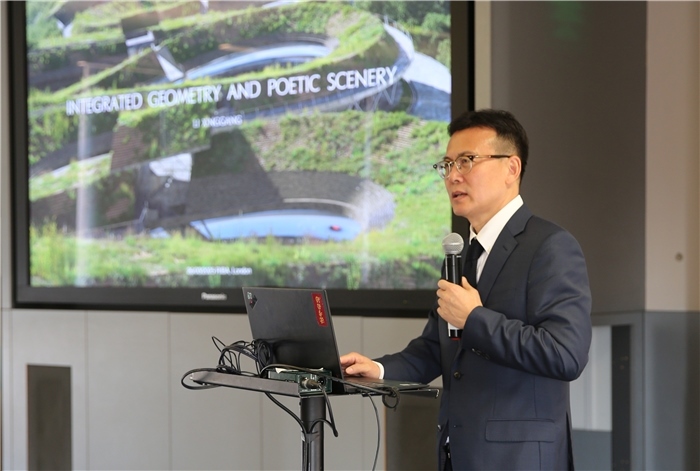 李興鋼院士做題為《勝景幾何》的主旨報(bào)告。活動(dòng)主辦方供圖