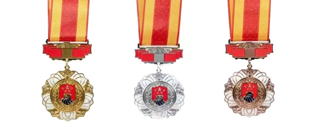 圖為戍守邊疆金質、銀質、銅質紀念章。（國家移民管理局供圖）