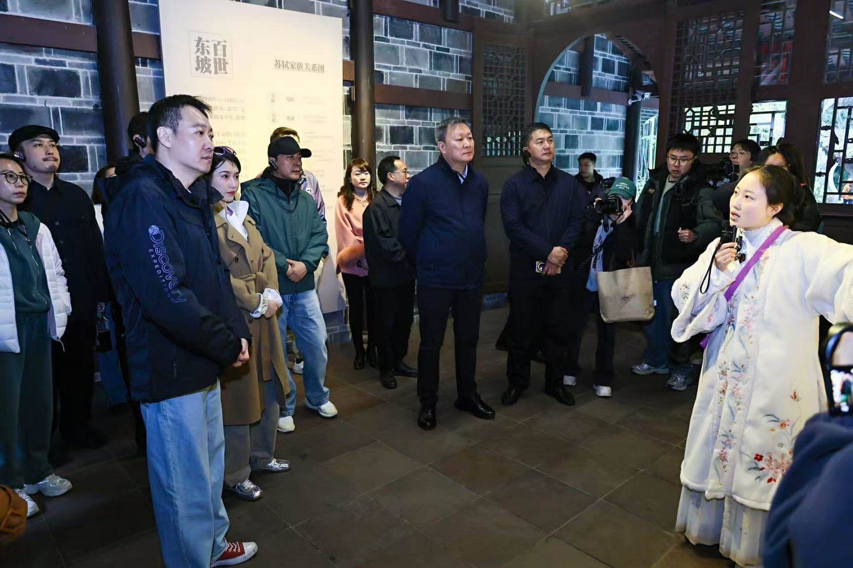 《蘇堤春曉》劇組在眉山三蘇祠參觀學習。受訪者供圖