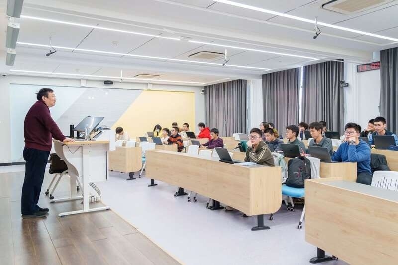 北航面向全校本科生開設(shè)《人工智能導(dǎo)論》通識必修課。校方供圖