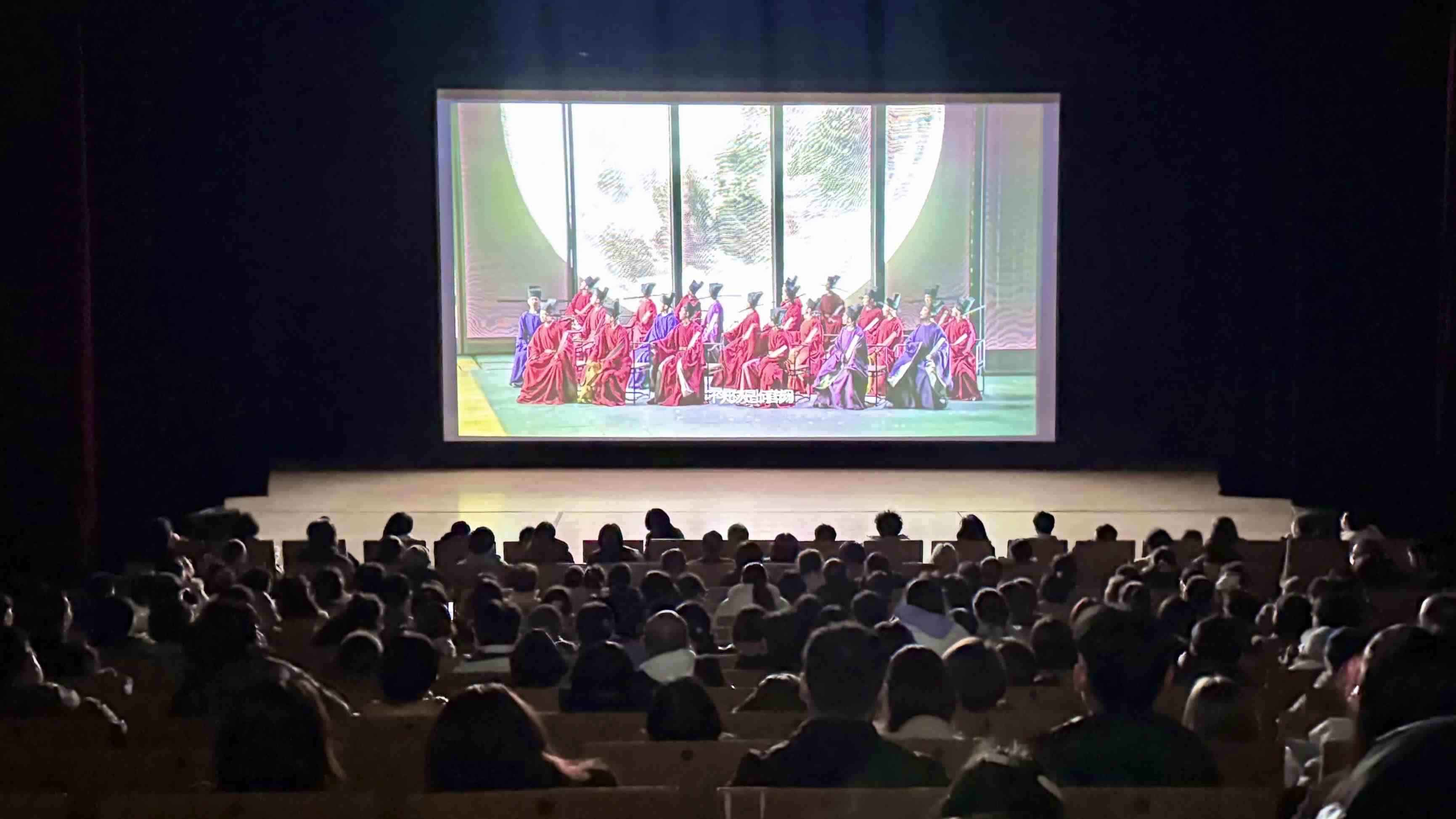 觀眾在哈爾濱大劇院欣賞《蘇堤春曉》。國話供圖