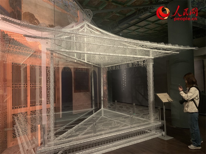 游客在故宮博物院參觀展覽。人民網(wǎng)記者 韋衍行攝