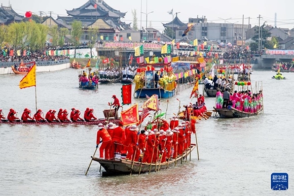 ?4月4日，選手在參加茅山會(huì)船盛會(huì) 。?新華社發(fā)（楊玉崗 攝）