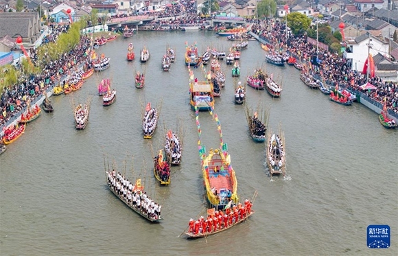 ?4月4日，選手在參加茅山會(huì)船盛會(huì)（ 無(wú)人機(jī)照片）。?新華社發(fā)（顧繼紅 攝）