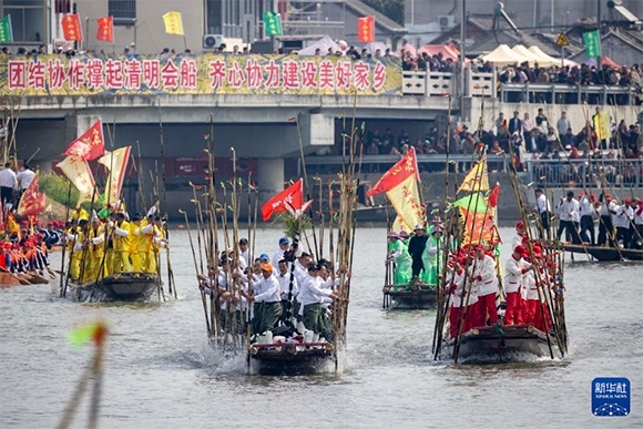 ?4月4日，選手在參加茅山會(huì)船盛會(huì)。新華社發(fā)（湯德宏 攝）
