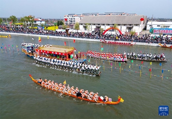 4月4日， 選手在參加茅山會(huì)船盛會(huì)（無(wú)人機(jī)照片）。新華社發(fā)（顧繼紅 攝）