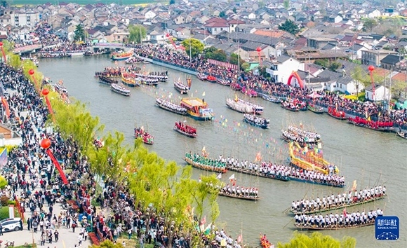 4月4日，選手在參加茅山會(huì)船盛會(huì)（無(wú)人機(jī)照片）。?新華社發(fā)（周社根 攝）