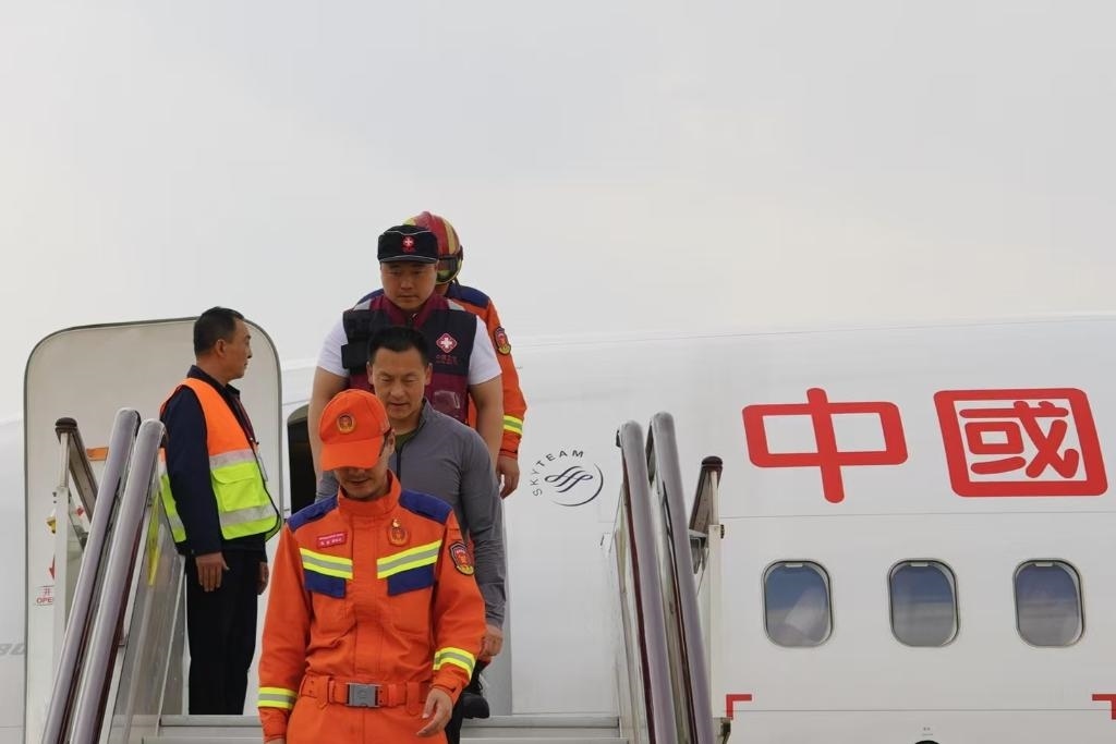 4月6日，在云南省昆明長(zhǎng)水機(jī)場(chǎng)，中國(guó)云南救援醫(yī)療隊(duì)抵達(dá)昆明。新華社記者 高詠薇 攝